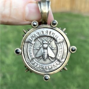 FRENCH KANDE Bee Medallion